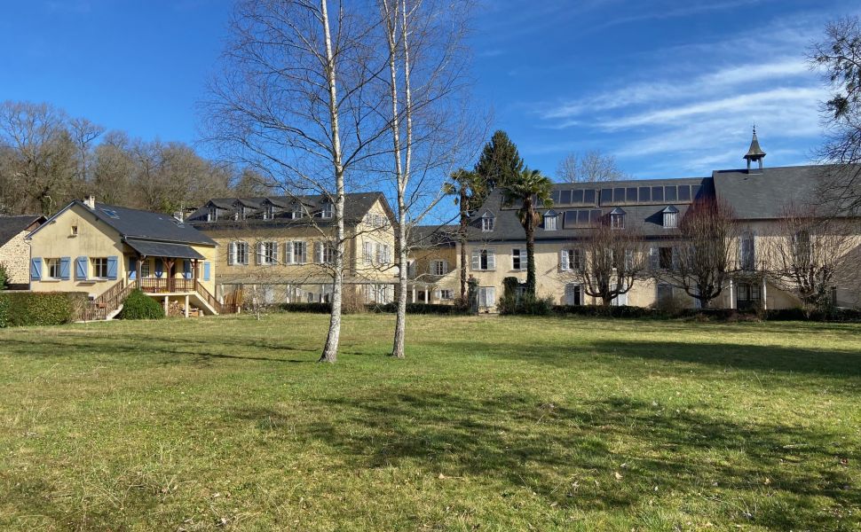 Propriété à Logements Multiples avec une Ancienne Chapelle et des Vues Montagnes